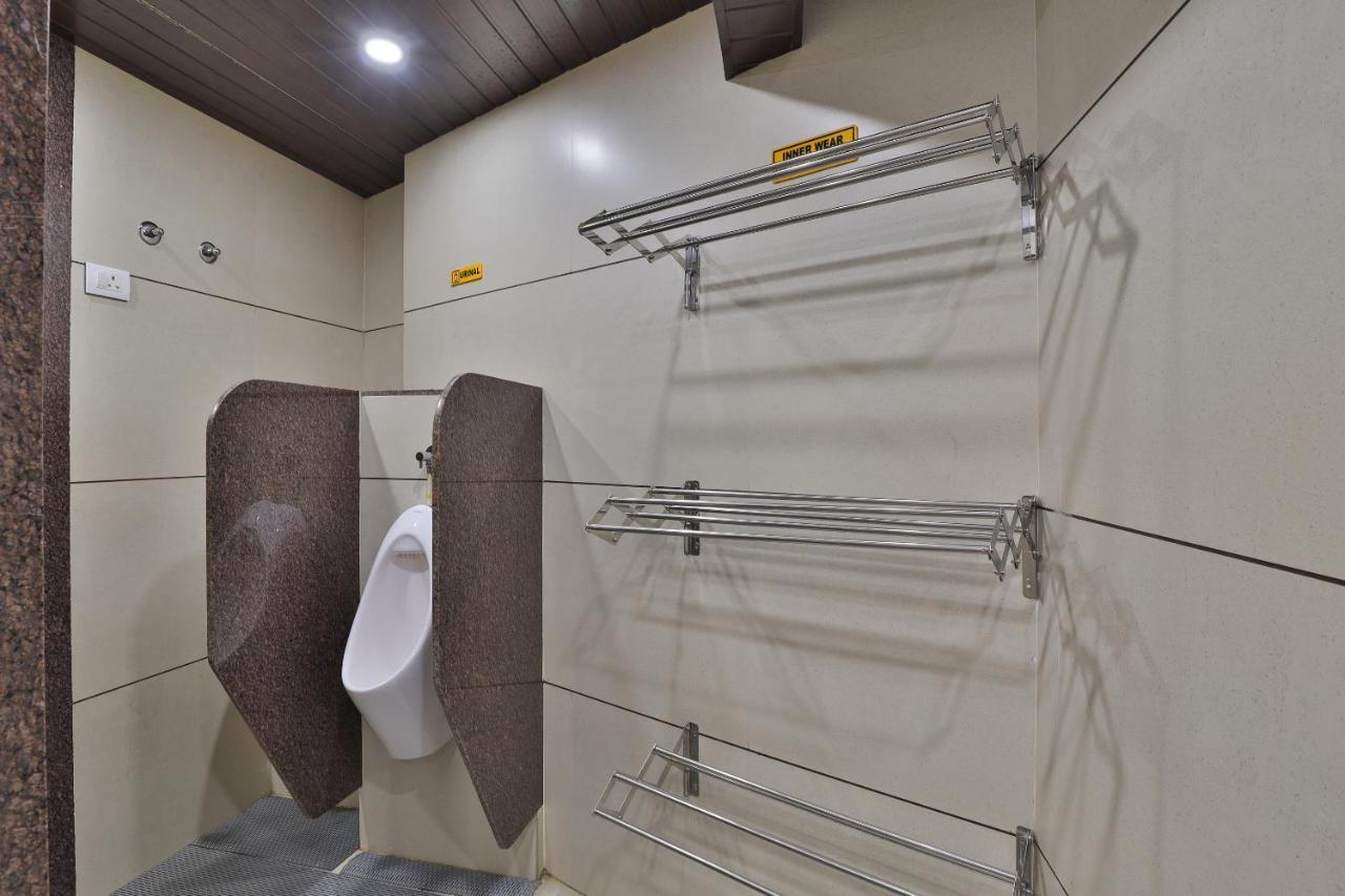 Rest Inn Dormitory Vadodara Eksteriør bilde