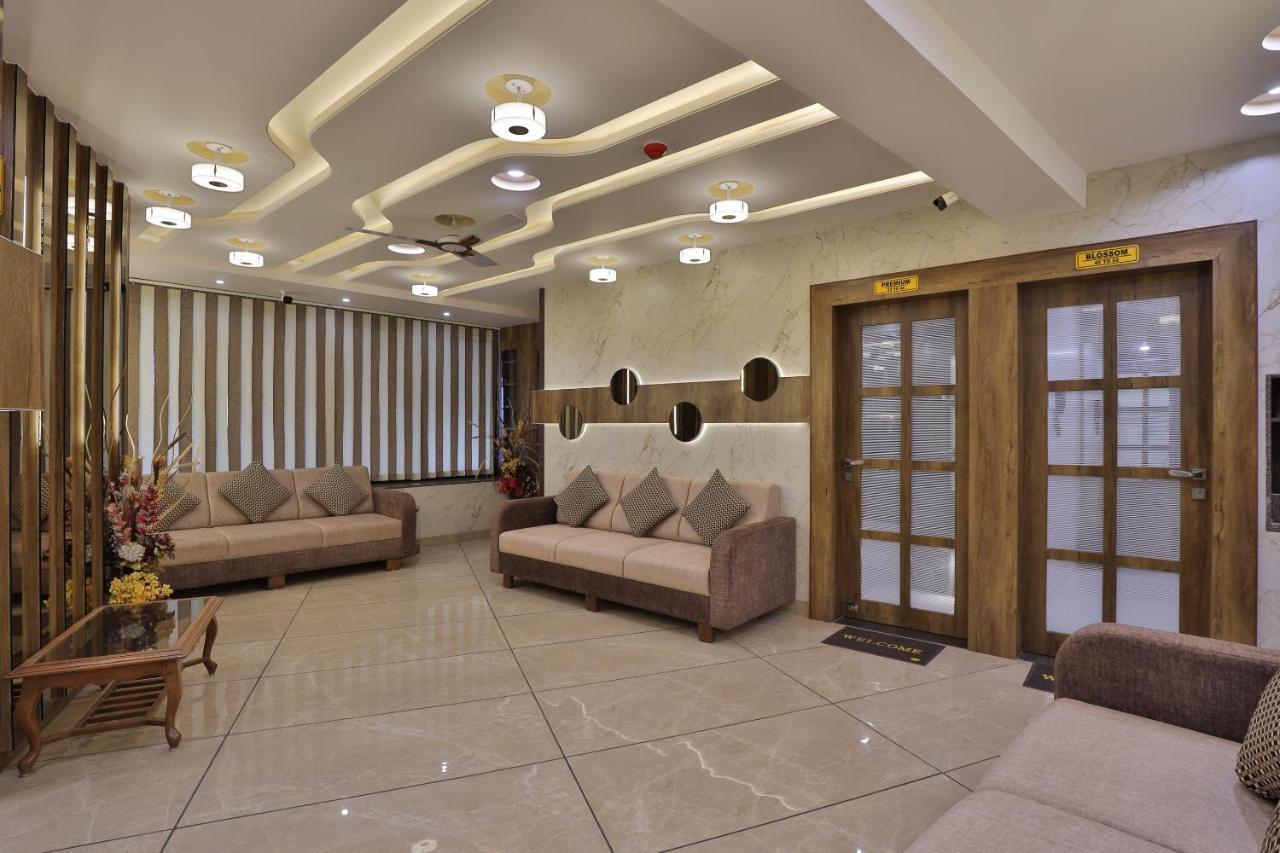 Rest Inn Dormitory Vadodara Eksteriør bilde